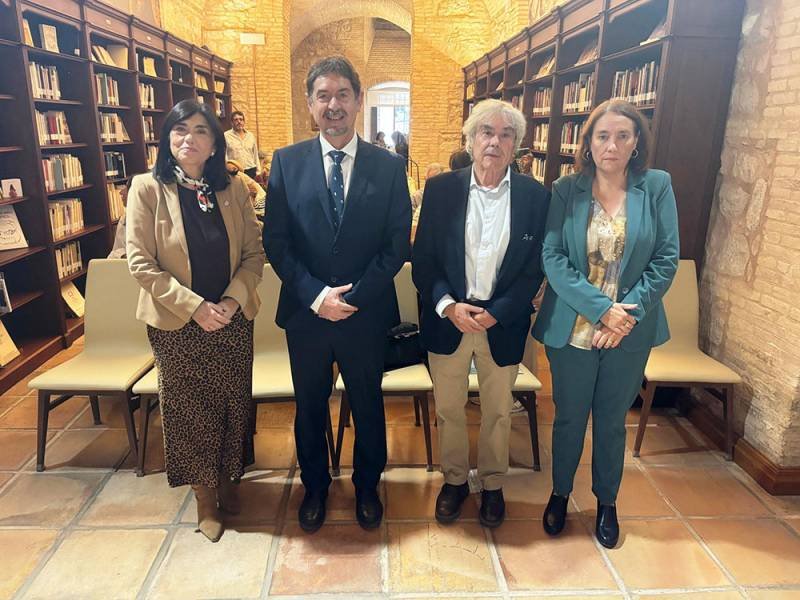 El escritor Salvador Compán comparte con clubes de lectura de El Condado su trayectoria profesional y obra