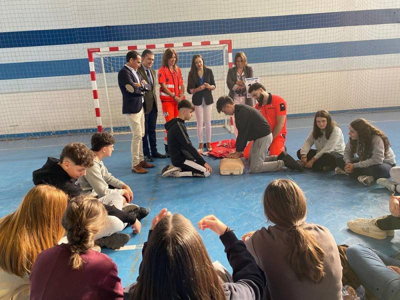 Más de 600 jóvenes de Baeza se forman técnicas de reanimación cardiopulmonar en un nuevo cardiomaratón del 061