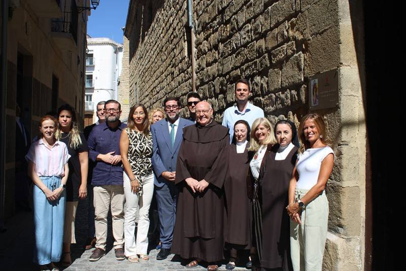 Úbeda inaugura la placa ‘Tras las Huellas de Teresa’ como primera Ciudad Amiga de la RED