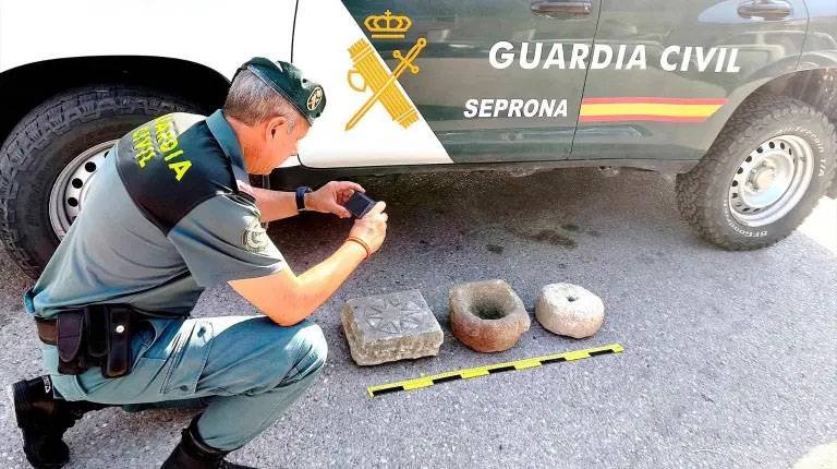 Intervenidas tres piezas líticas de posible interés arqueológico en Torreperogil