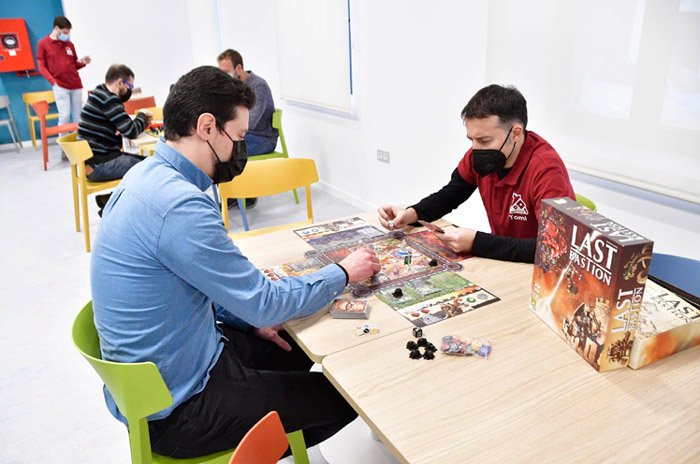 Talleres en Navidad entre los jóvenes en la Central.