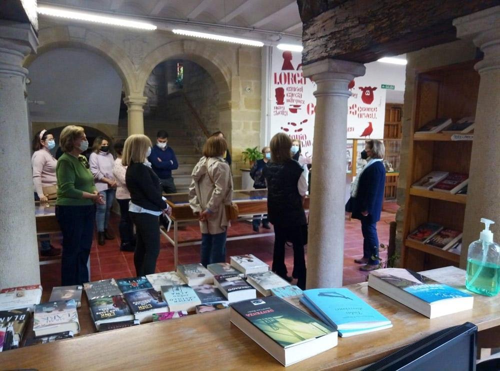 El club de lectura del Centro de Educación Permanente 'La Loma' visitan el  Archivo Histórico y la Biblioteca de Baeza - ÚbedaBaeza-comarcal