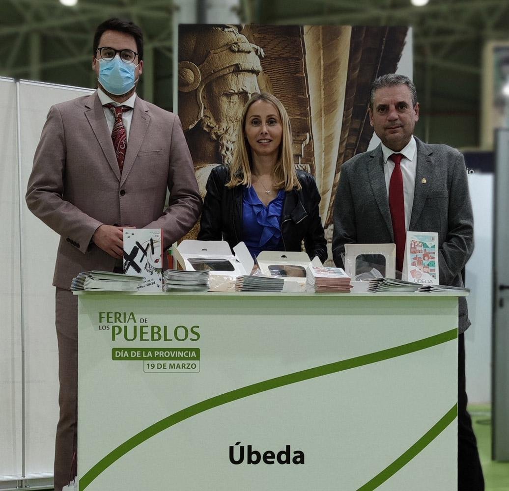 Autoridades en el stand de Úbeda.