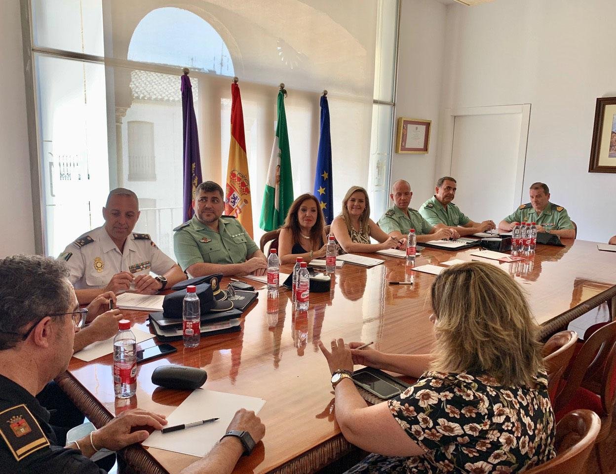 Reunión de la Junta Local de Seguridad, presidida por la Catalina Madueño y Lola Marín.