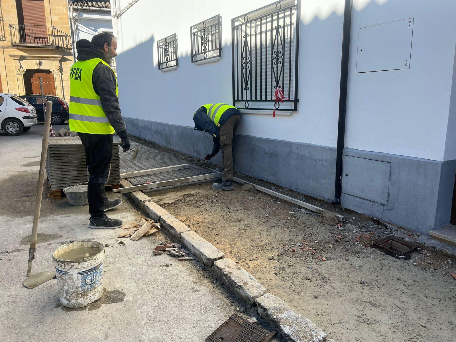 Obras en la calle Córdoba de Baeza.