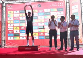 Paco Reyes, a la derecha en el centro, flanqueado por Óscar Pereiro y José Luis Olivares, aplaudiendo al ganador de la etapa, el esloveno Primoz Roglic