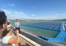 El alumnado de la UNIA visita la planta fotovoltaica flotante de Cortijo Conde en Úbeda.