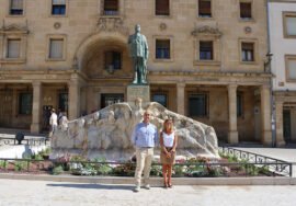 Los concejales Javier Gámez y Maricarmen García, en la Plaza de Andalucía.
