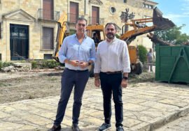 Pedro Cabrera, Antonio Jesús Ruiz, en la plaza de los Comuneros de Baeza.