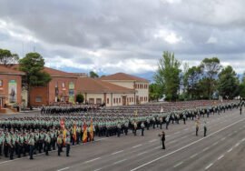 Imagen de la promoción 129 ª en el patio de la academia durante el acto de entrega de despachos.
