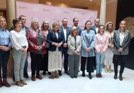 Asistentes a la mesa redonda organizada por la AECC.