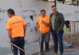 El concejal de Mantenimiento, Jerónimo García, visita la Plaza Palma Burgos.