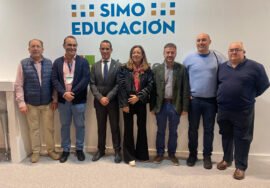 La consejera de Desarrollo Educativo y Formación Profesional, María del Carmen Castillo (c), junto a representantes de los centros educativos premiados en SIMO Educación.