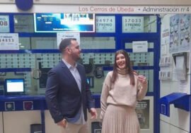 Responsables de la administración de lotería que ha repartido cuatro series del tercer premio