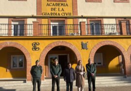 Francisco Reyes (c), en la visita a la Academia de la Guardia Civil.