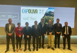 Francisco Reyes y Luis Planas, en el centro, flanqueados por responsables de administraciones y patrocinadores de Expoliva 2025.
