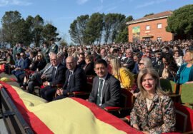Paco Reyes, entre Manuel Fernández y Antonia Olivares, en este acto