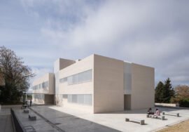 Vista del IES Los Cerros de Úbeda con el nuevo edificio en el centro.