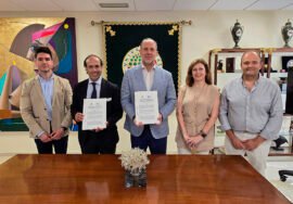 Firma del nuevo convenio entre el rector Nicolás Ruiz y el director general de la Fundación SAFA, Francisco de Asís del Barco
