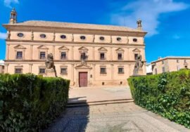 - Palacio Vázquez de Molina, sede del Ayuntamiento de Úbeda.
