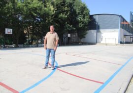 Jerónimo García, durante su visita a las instalaciones de un centro escolar.