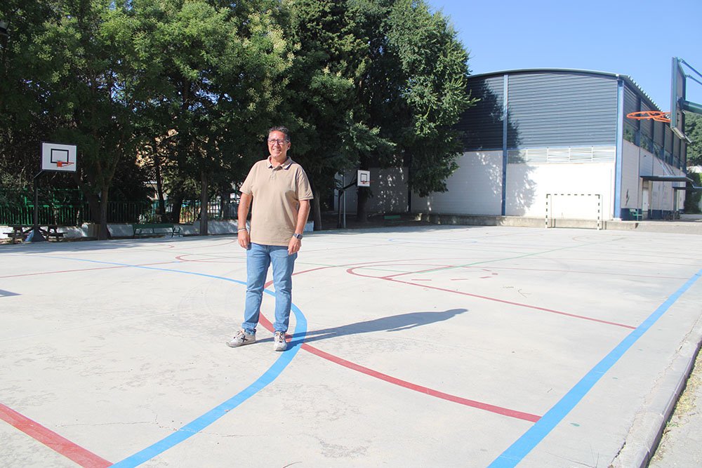 Jerónimo García, durante su visita a las instalaciones de un centro escolar.