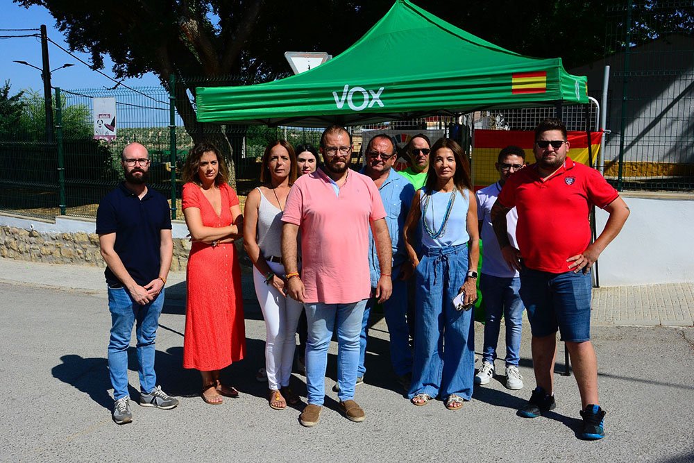 El concejal de VOX Úbeda, Fernando Navas, junto con afiliados y simpatizantes, en la pedanía de Santa Eulalia.