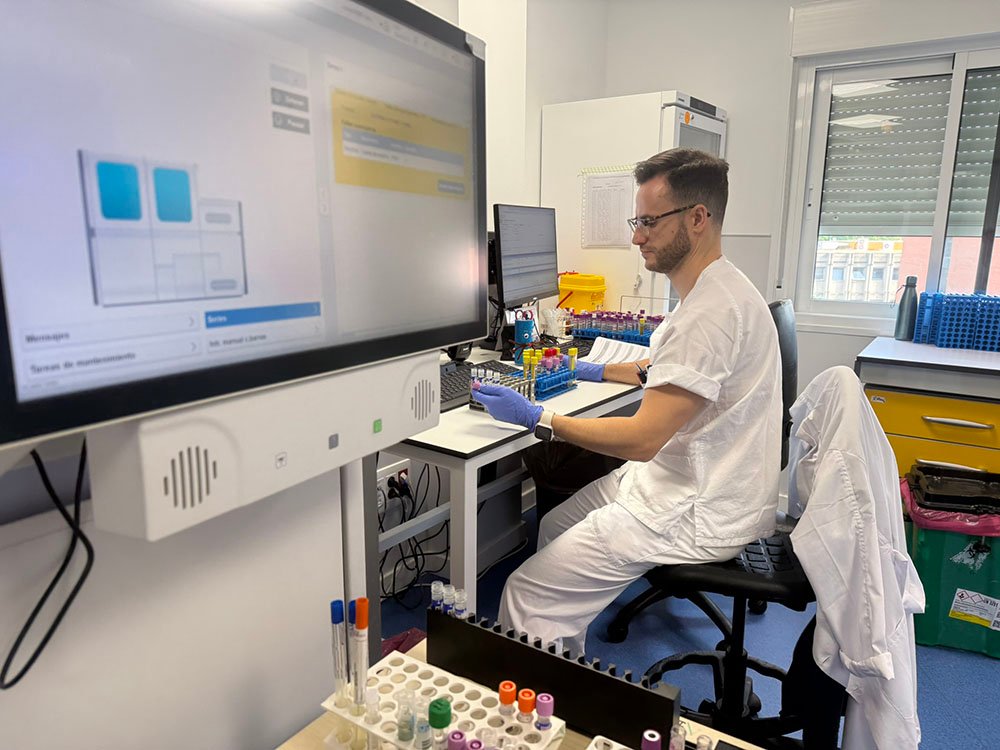 Laboratorio del Virgen del Rocío en el que se analizan las muestras para detectar virus del Nilo occidental. / Junta de Andalucía.