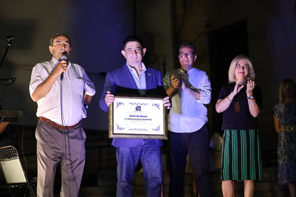 El presidente de la Diputación de Jaén con la distinción de honor del Club Diana de Úbeda.