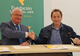 Momento del acuerdo suscrito entre La Fundación Caja Rural de Jaén y la Asociación Astronómica Quarks.