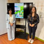 Francisca Medina y María Dolores Ruiz junto al cartel de estas jornadas organizadas por Diputación