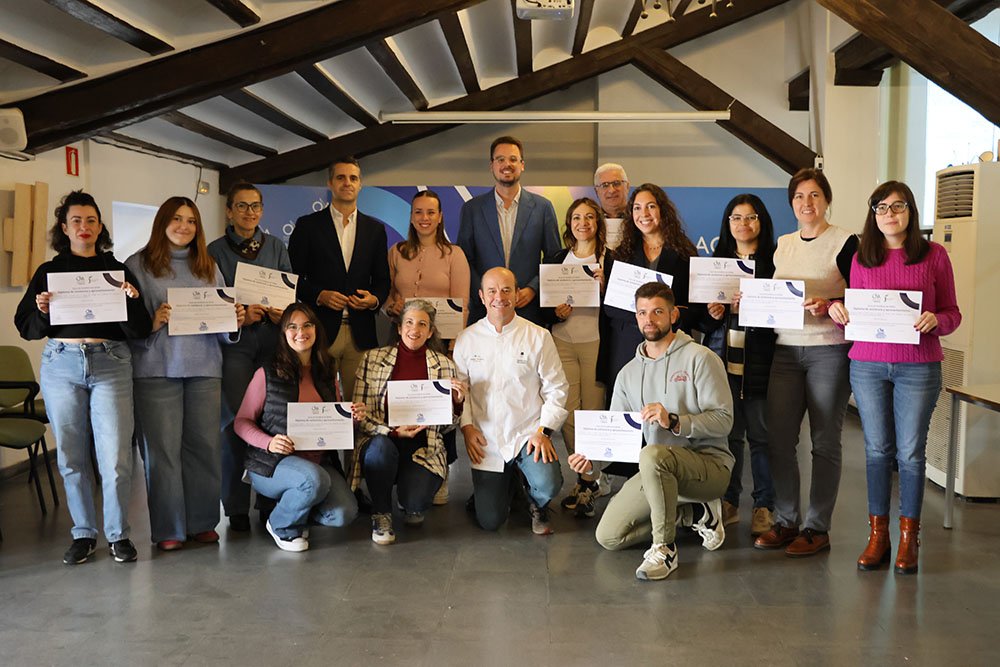 Foto de familia de autoridades, formadores y participantes.