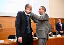El rector de la UNIA, José Antonio García, impone la Medalla de Oro al Premio Nobel de Medicina Thomas Südhof.