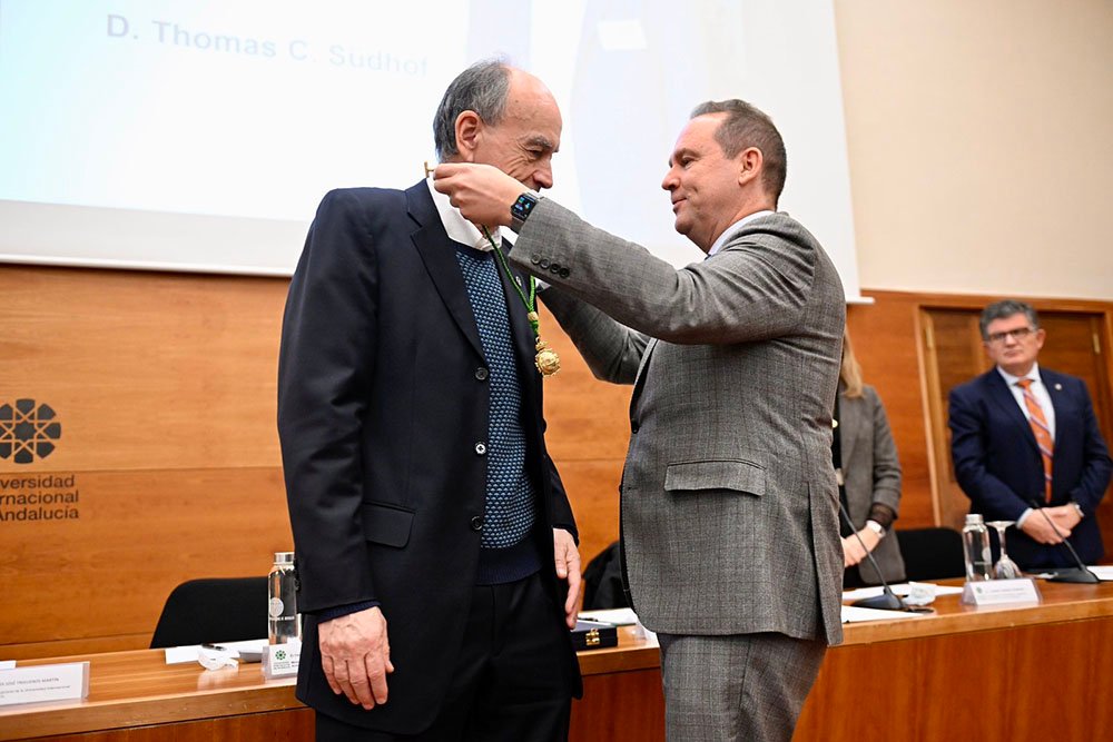 El rector de la UNIA, José Antonio García, impone la Medalla de Oro al Premio Nobel de Medicina Thomas Südhof.