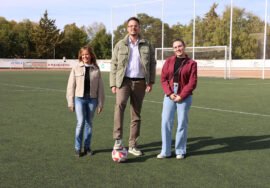 María del Carmen García, Francisco Javier Lozano y Andrea Anguís, en el complejo deportivo.