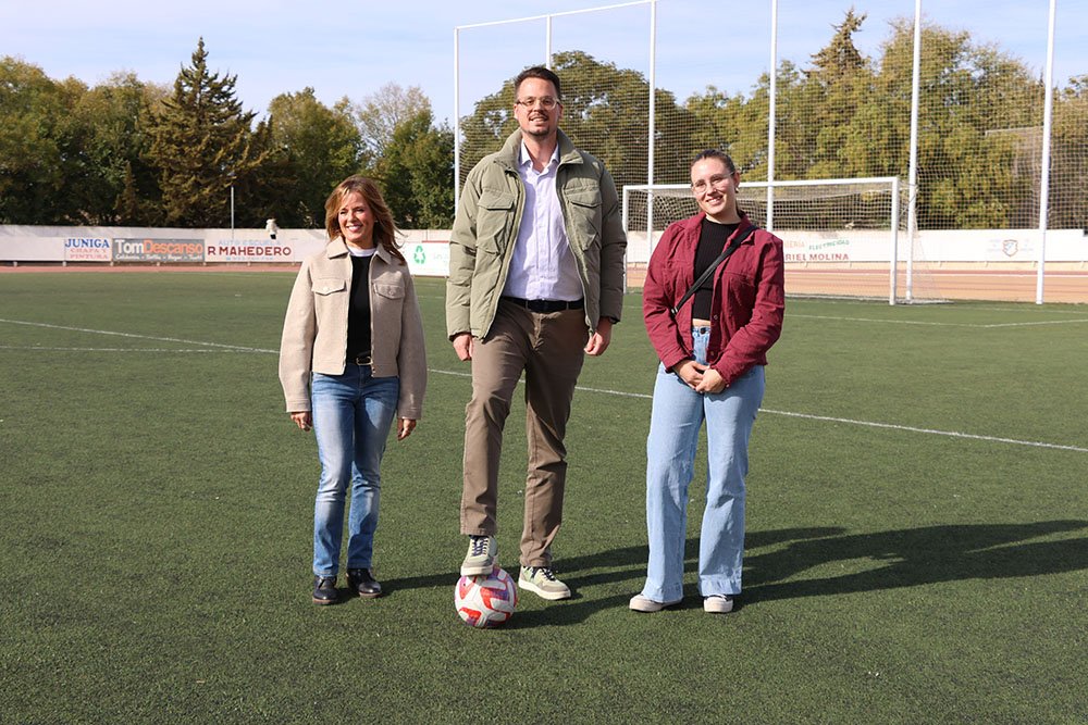 María del Carmen García, Francisco Javier Lozano y Andrea Anguís, en el complejo deportivo.