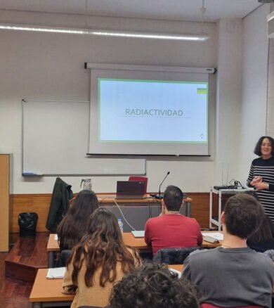 Una clase del Diploma de Experto en Fundamentos de Radioquímica y Farmacia Nuclear.