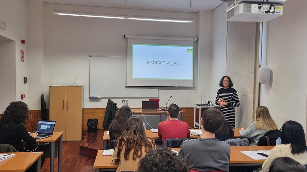 Una clase del Diploma de Experto en Fundamentos de Radioquímica y Farmacia Nuclear.