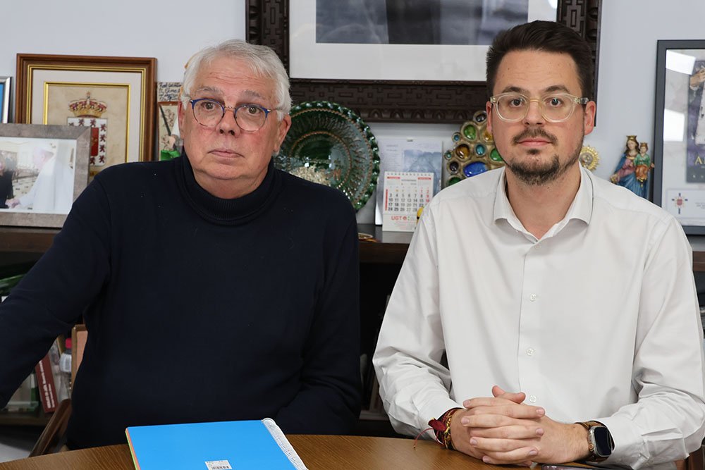 El portavoz de Sumar, Blas Ruedas, junto al primer teniente de alcalde, Francisco Javier Lozano, durante su comparecencia.