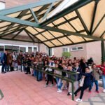 Escolares que han participado, junto a las investigadores y miembros de UniRadio Jaén.