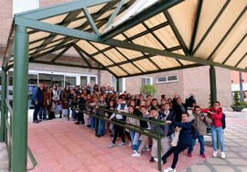 Escolares que han participado, junto a las investigadores y miembros de UniRadio Jaén.