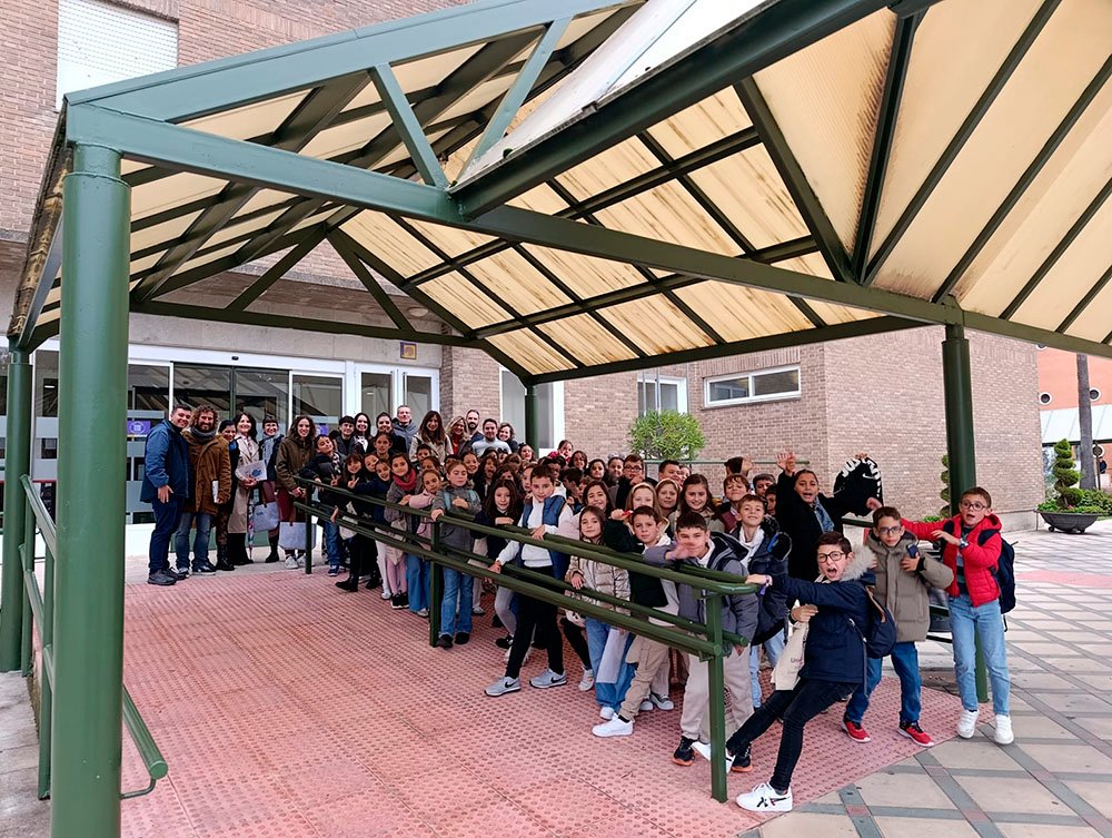 Escolares que han participado, junto a las investigadores y miembros de UniRadio Jaén.