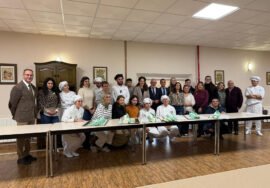 Autoridades, alumnos y docentes en la demostración culinaria.