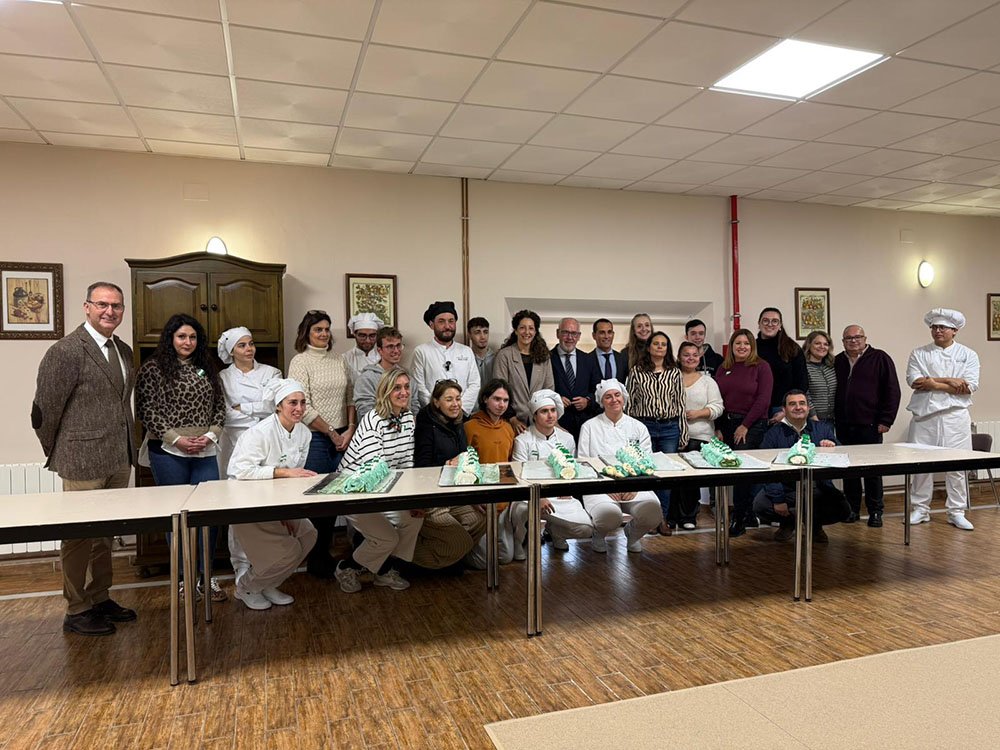 Autoridades, alumnos y docentes en la demostración culinaria.