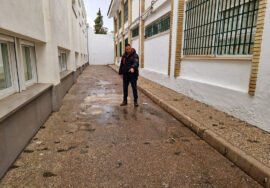 El concejal de Mantenimiento de Infraestructuras, Jerónimo García durante su vivita al centro.