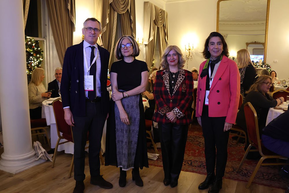 Antonia Olivares, alcaldesa de Úbeda y representante del GCPHE, y a otras autoridades.