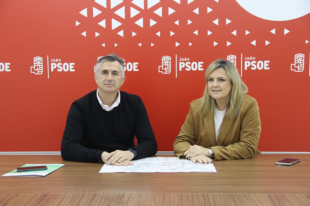 La secretaria general del PSOE de Baeza, Lola Marín junto al Diputado de Infraestructuras de la Diputación de Jaén, José Luis Agea.