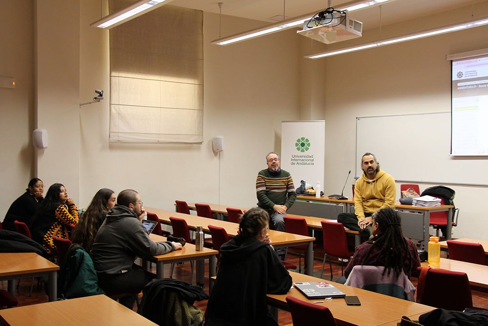 Una clase presencial del máster.