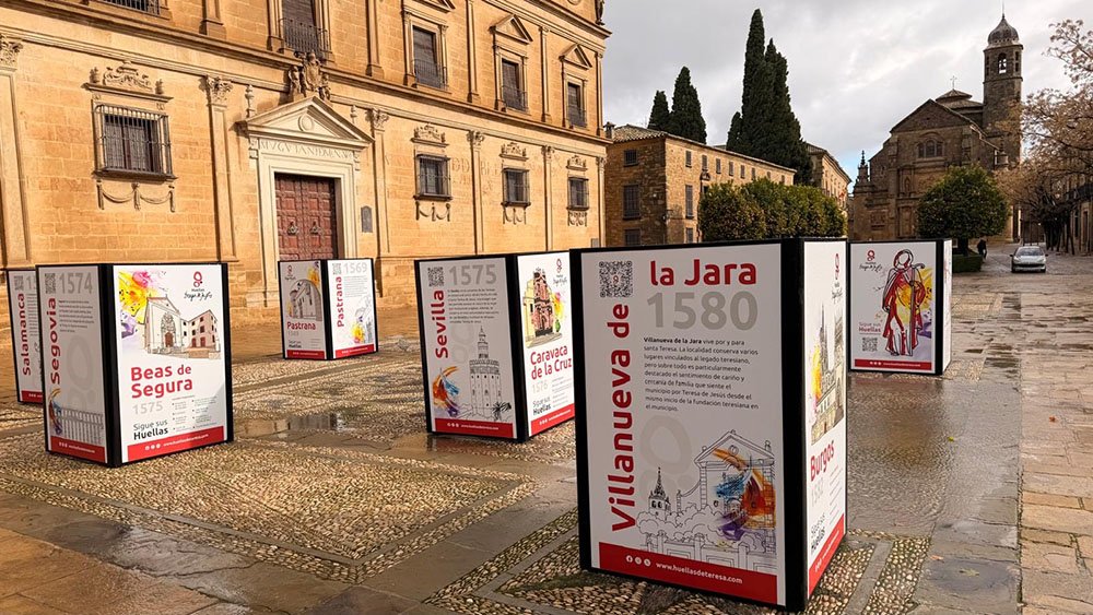 Exposición 'Las huellas de Santa Teresa', en la Plaza Vázquez de Molina, en Úbeda.