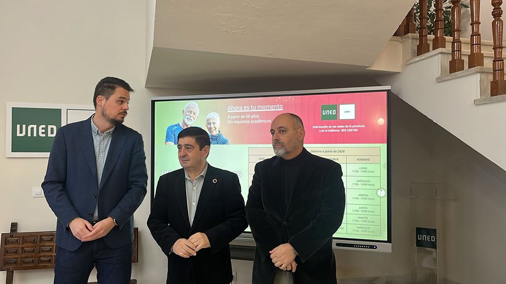 Francisco Javier Lozano, Paco Reyes y Vicente Ruiz, antes de dar cuenta de este nuevo programa.